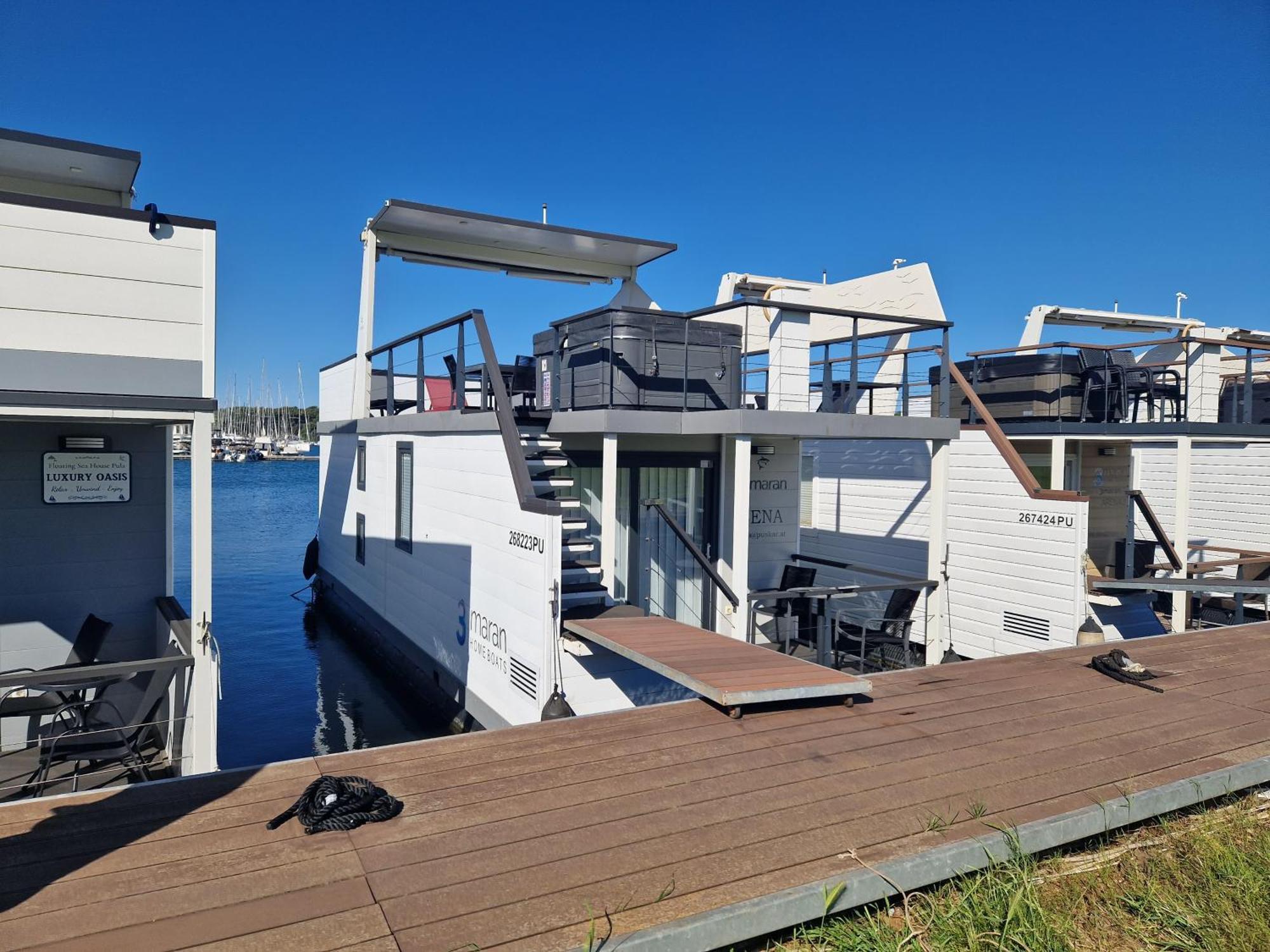 Botel Floating House Sena Pula