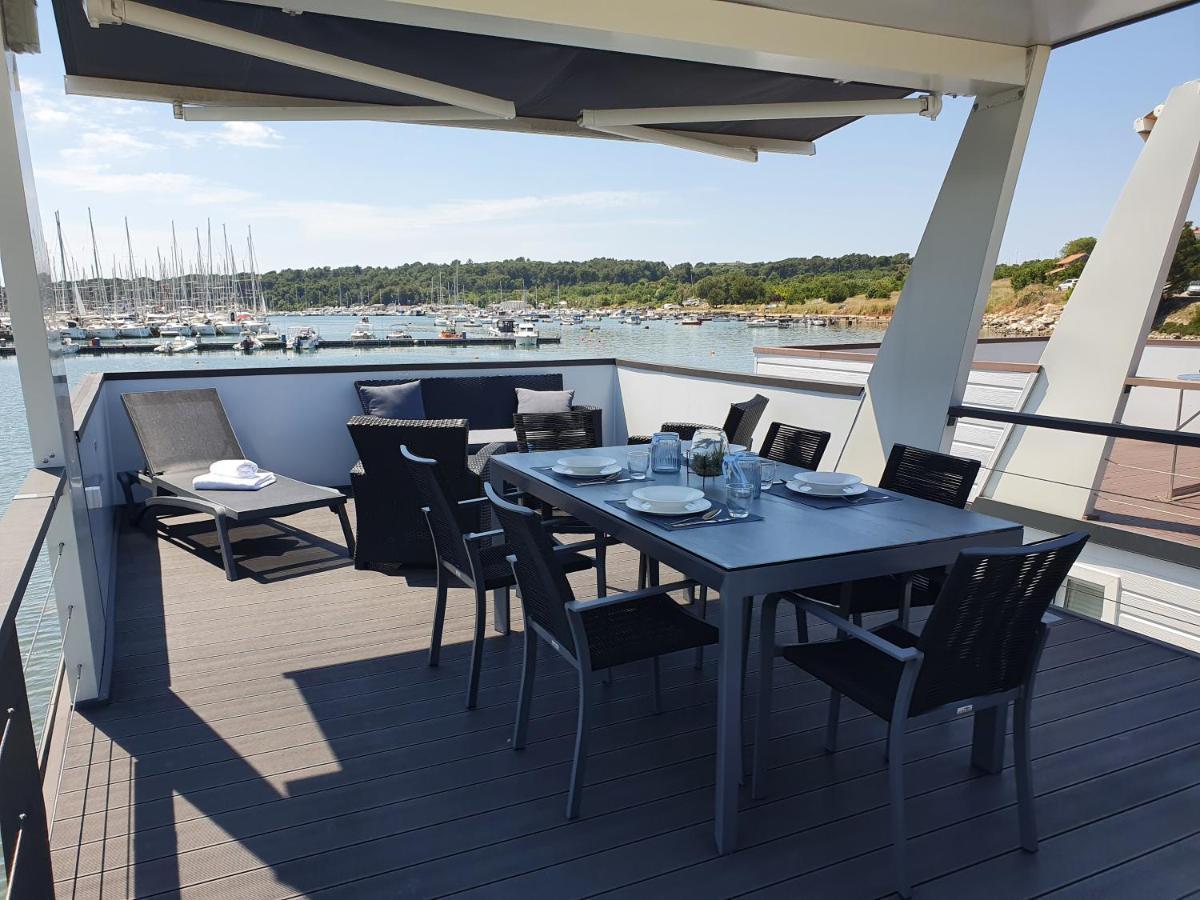 Botel Floating House Sena Pula