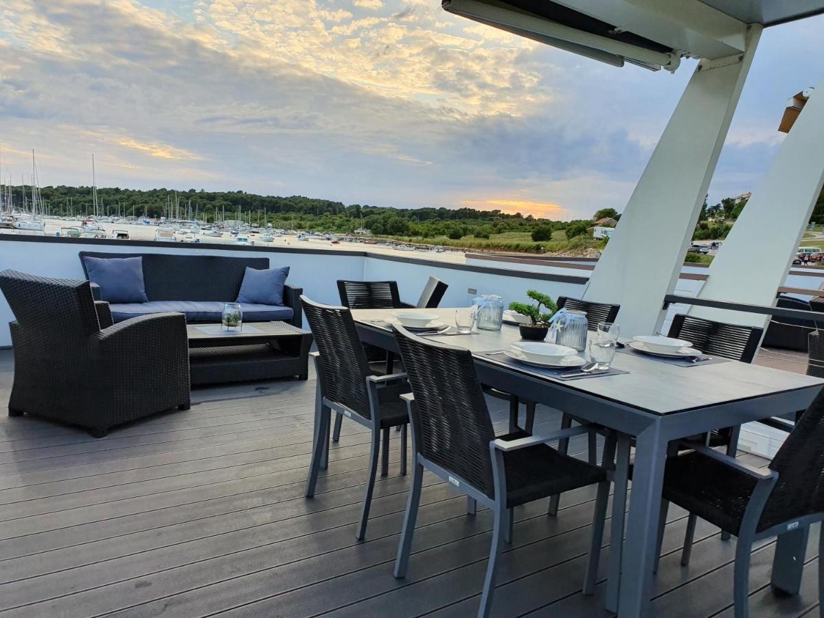 Botel Floating House Sena Pula