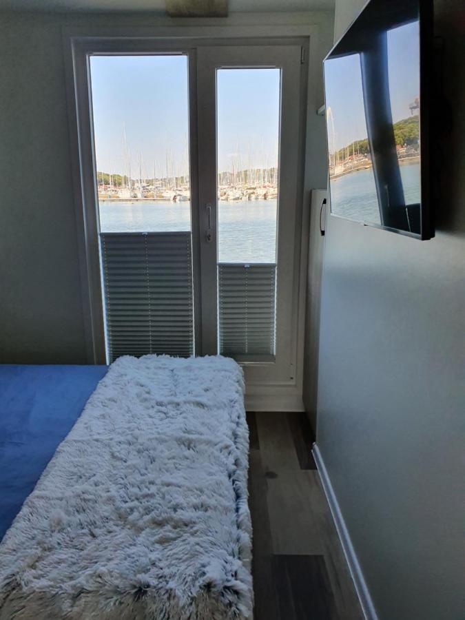 Floating House Sena Botel Pula