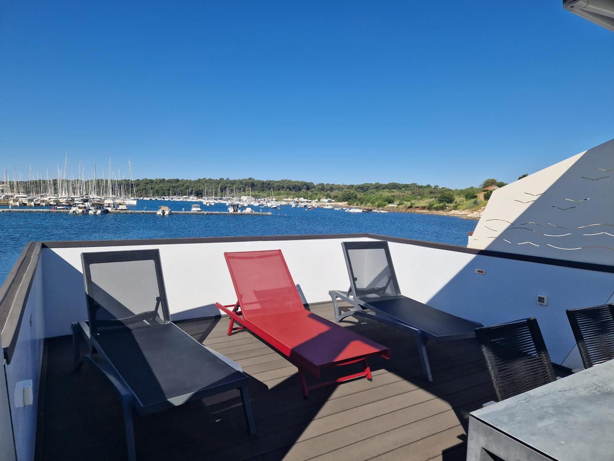 Floating House Sena Botel Pula